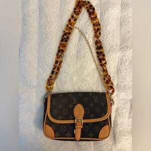 Elegant Monogram Shoulder Bag with Chain Strap